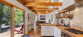 Wildwood - Modern 2 BR Private Hot tub. Walk to Regional Park and Trails