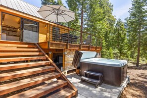Terrace/patio - Wildwood  - Modern 2 BR Private Hot tub. Walk to Regional Park and Trails (Tahoe Vista)