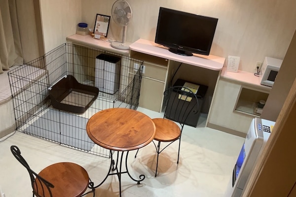 Chambre (Room 3, Small Dogs Only) | Décor unique, ameublement unique, accès au Wi-Fi (inclus)