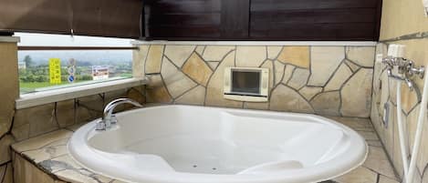Room 11 | Bathroom | Combined shower/bathtub, deep-soaking bathtub, rainfall showerhead