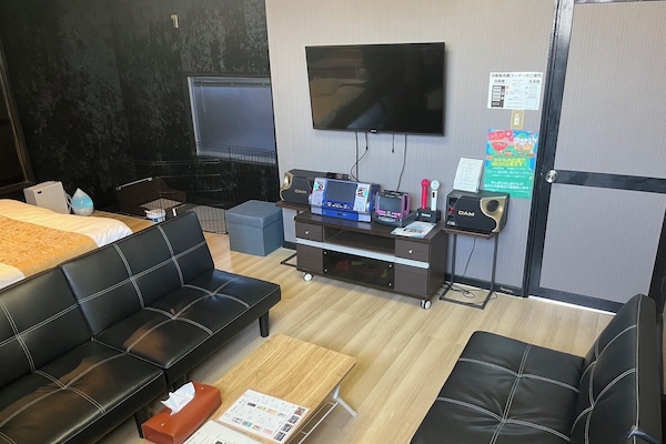 Chambre, non-fumeur (Room 8, Small Dogs Only)