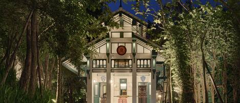 Vista frontal de la propiedad por la tarde o noche