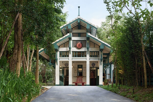 Vista frontal de la propiedad