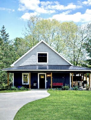 Exterior - No Cleaning Fee. King Bed. Cedar soaking Hot Tub, 5min walk to Beach (Two Rivers)