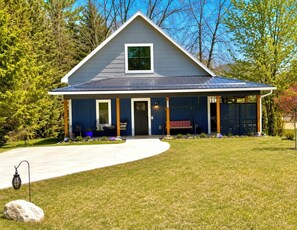Exterior - No Cleaning Fee. King Bed. Cedar soaking Hot Tub, 5min walk to Beach (Two Rivers)