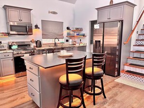 Fridge, microwave, oven, stovetop - No Cleaning Fee. King Bed. Cedar soaking Hot Tub, 5min walk to Beach (Two Rivers)