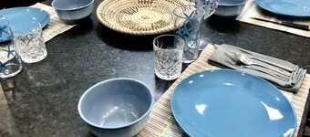 No Cleaning Fee. King Bed. Cedar soaking Hot Tub, 5min walk to Beach