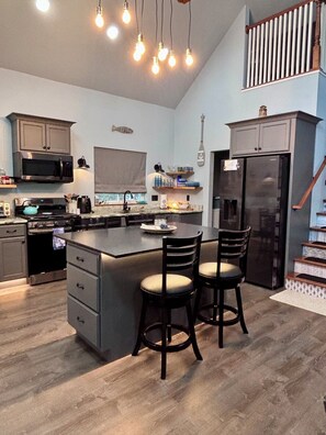 Fridge, microwave, oven, stovetop - No Cleaning Fee. King Bed. Cedar soaking Hot Tub, 5min walk to Beach (Two Rivers)