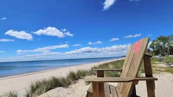 Beach nearby, sun-loungers, beach towels