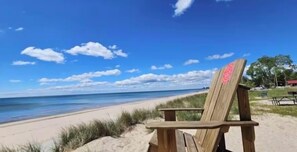 Una playa cerca, sillas reclinables de playa, toallas de playa