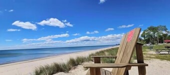 No Cleaning Fee. King Bed. Cedar soaking Hot Tub, 5min walk to Beach