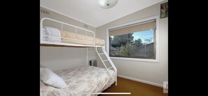 3 bedrooms, desk, free WiFi, bed sheets