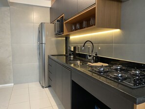 Apartamento conforto | Cozinha privada | Geladeira grande, micro-ondas, cooktop, torradeira