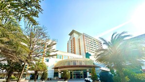 A hotel with a modern design, featuring a curved entrance and a parking area. - apvc-resort (Lukang)