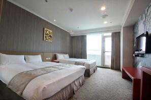 Cubrecamas, cortinas blackout y tabla de planchar con plancha 