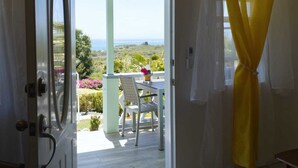 A room with a view of a garden and the sea. - Breathtaking views 5min from the beach! (Old Road Village)