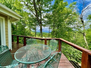 Outdoor dining - Cozy 4BR Cabin @ Beech Mtn - Skiing, Sledding, Views, Fireplace, Hot Tub, & Dogs (Beech Mountain)