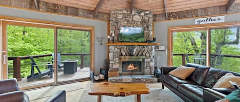 Smart-tv, pejs, dvd-afspiller, bøger