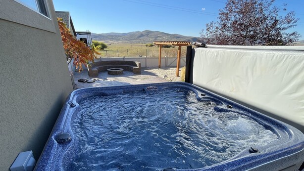 A hot tub with a view of a mountainous landscape. - Beautiful Getaway Near Park City with Private Hot Tub (Kamas)