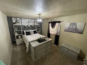 6 chambres, coffres-forts dans les chambres, bureau