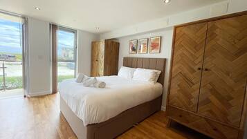 2 bedrooms, iron/ironing board, internet