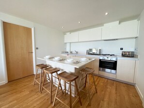 ثلاجة، ميكروويف، غسالة أطباق