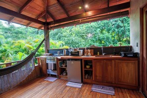 Fridge, oven, stovetop, coffee/tea maker