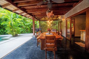 Outdoor dining - Natural organic Villa El Camino, Saltwater pool, walking distance to the beach (Cobano, Puntarenas)