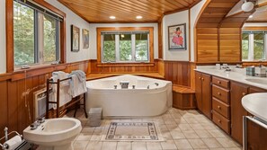 Combined shower/bathtub, bidet, towels, soap