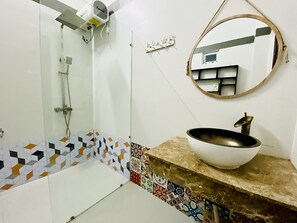 Dusche, Haartrockner, Handtücher, Seife
