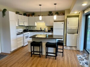 Een koelkast, een microgolfoven, een oven, een kookplaat