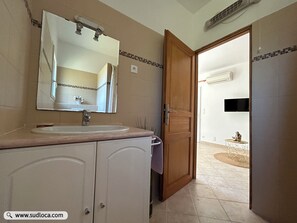 Shower, hair dryer, soap - 30 m2 in a Villa - Grand Ajaccio (peri)