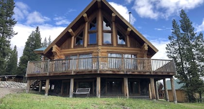 Cozy Custom Log Cabin Nestled within Mile High Estates