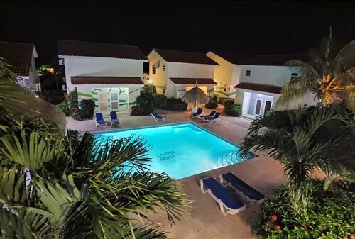 Serenity Haven: Garden-View Retreat at Lagoon Bay