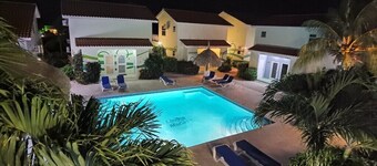 Serenity Haven: Garden-View Retreat at Lagoon Bay