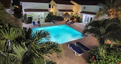 Serenity Haven: Garden-View Retreat at Lagoon Bay