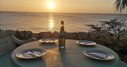 Serenity Haven: Garden-View Retreat at Lagoon Bay