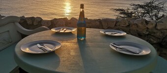 Serenity Haven: Garden-View Retreat at Lagoon Bay