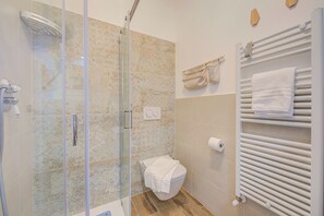 Family Apartment, Multiple Bedrooms, Mountainside (La Casa Accanto With Shared Pool) | Bathroom