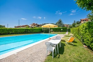 Perhehuoneisto, useita makuuhuoneita, vuorten lähellä (La Casa Accanto With Shared Pool) | Uima-allas | Kauden mukainen ulkouima-allas