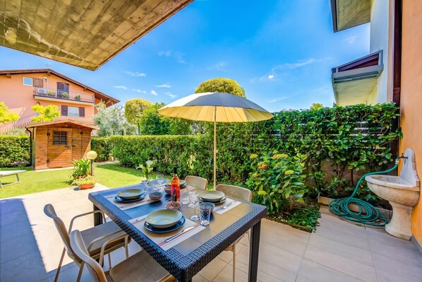 Family Apartment, Multiple Bedrooms, Mountainside (La Casa Accanto With Shared Pool) | Outdoor dining