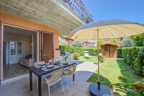 Outdoor dining - La Casa Accanto With Shared Pool (Padenghe sul Garda)