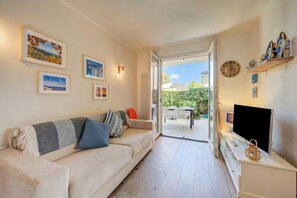 Appartement Familial, plusieurs chambres, cÎté montagne (La Casa Accanto With Shared Pool) | Coin séjour
