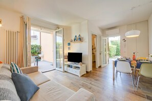อพาร์ทเมนท์สำหรับครอบครัว, หลายห้องนอน, ติดภูเขา (La Casa Accanto With Shared Pool) | บริเวณนั่งเล่น | ทีวีจอแบน 21 นิ้ว พร้อมช่องเคเบิล, สเตอริโอ
