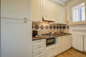 Family Apartment, Multiple Bedrooms, Mountainside (La Casa Accanto With Shared Pool) | Private kitchen