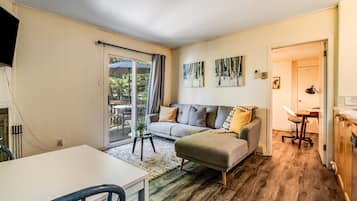 Chalet rustique | Aire de séjour | Téléviseur à écran plat de 50 po avec télévision numérique, téléviseur