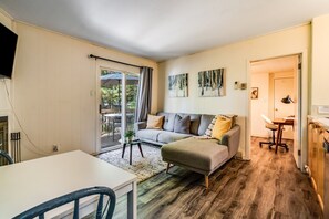 Cabaña | Zona de estar | Televisión de pantalla plana de 50 pulgadas con canales digitales