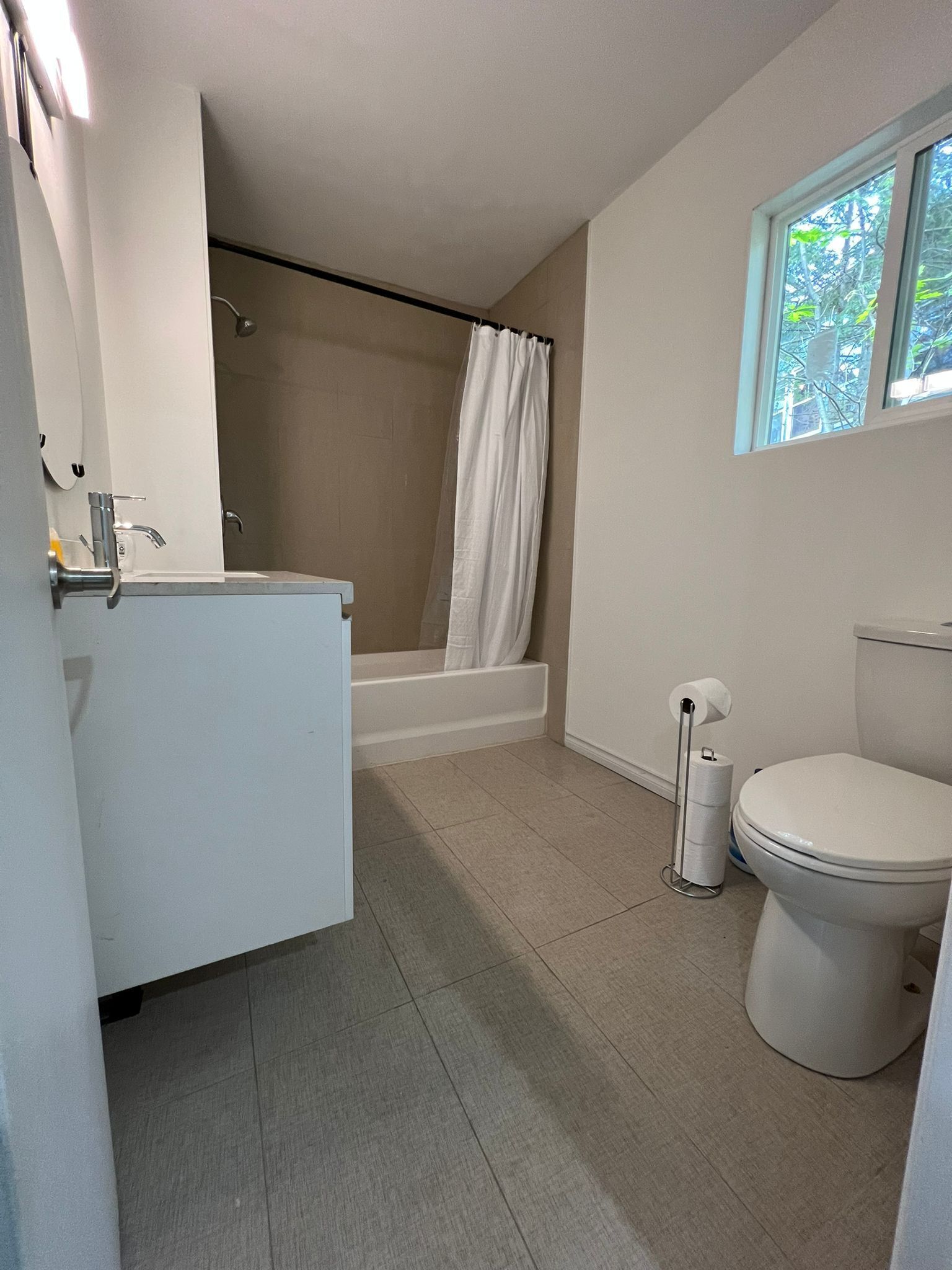 Un baño con bañera, inodoro y lavamanos.