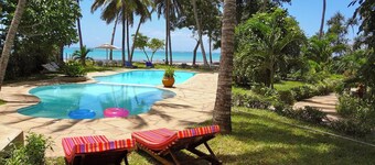 Beautiful 4 bdrm Beach House with pool, en-suite bathrooms, chef & housekeeper
