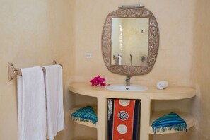 Ducha, secador de pelo, bidé y toallas